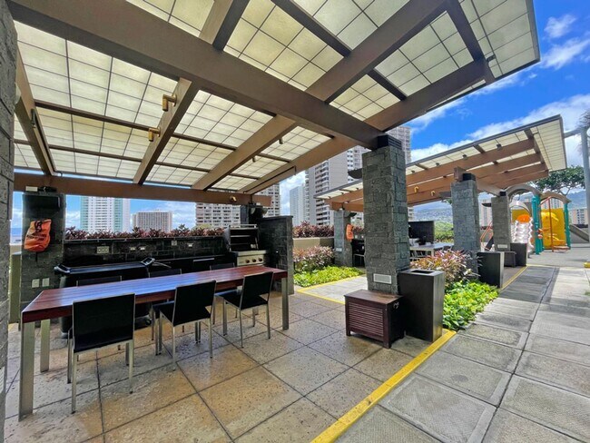 Building Photo - Capitol Place - High Floor!