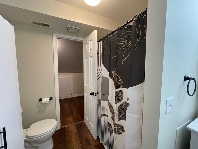 Building Photo - 121 Parchmount Ave