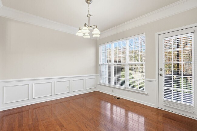 Building Photo - STUNNING TOWNHOME-AVAILABLE FOR IMMEDIATE ...