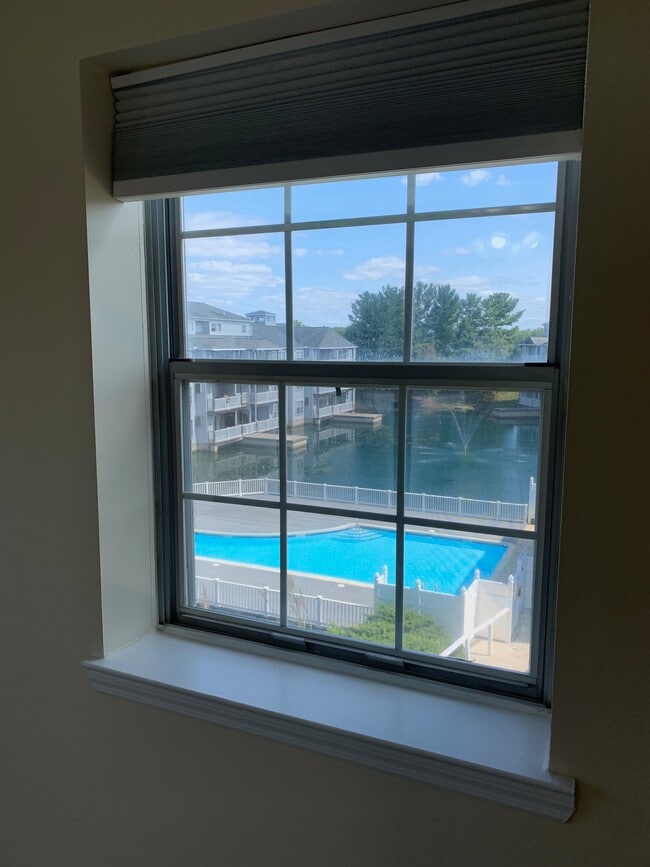 Building Photo - 2207 Waters Edge Dr