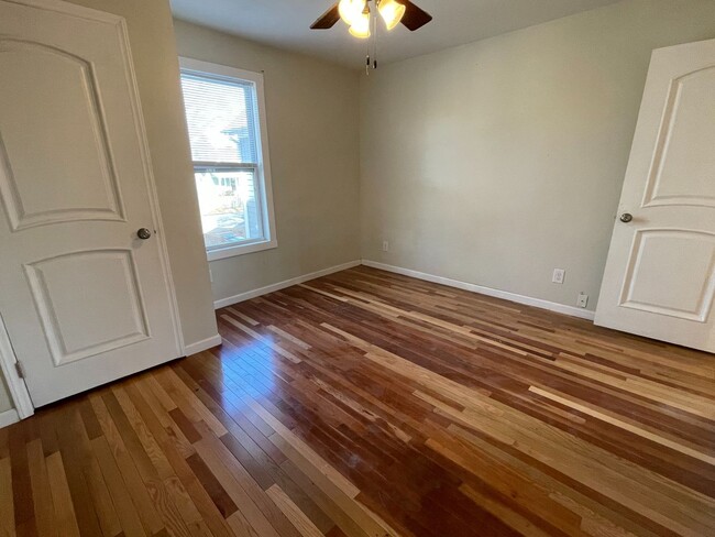 Building Photo - Large, updated 5 BR 2.5 BA in Carrboro, cl...