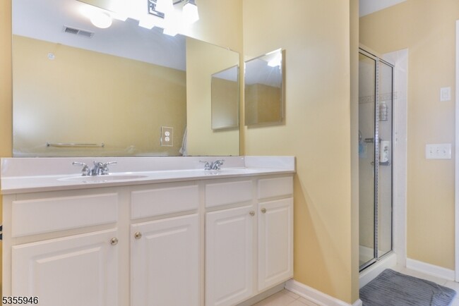 Building Photo - 129 Rock Creek Dr