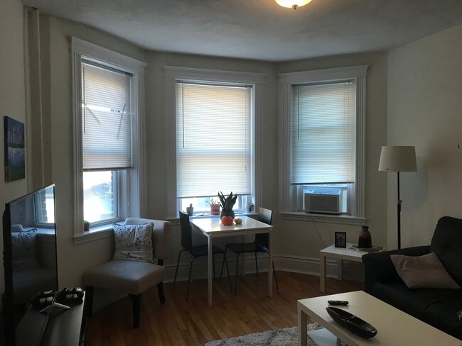 Building Photo - Nicely renovated 2 bed next to the Green L...