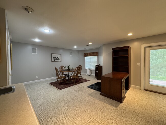 Building Photo - 206 Wewoka Trce