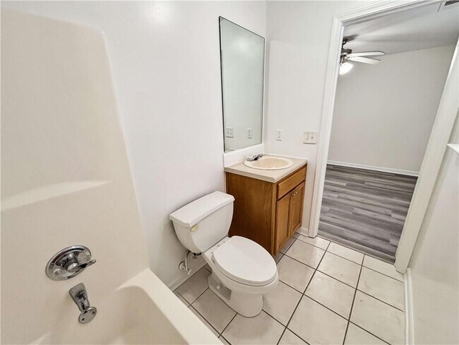 Building Photo - 1400 Stonehaven Cir