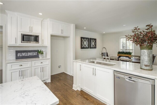 Building Photo - 3017 Greenfield Dr