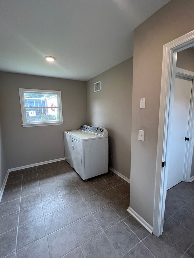 Building Photo - Updated and Spacious ranch in CAMELLIA ACRES