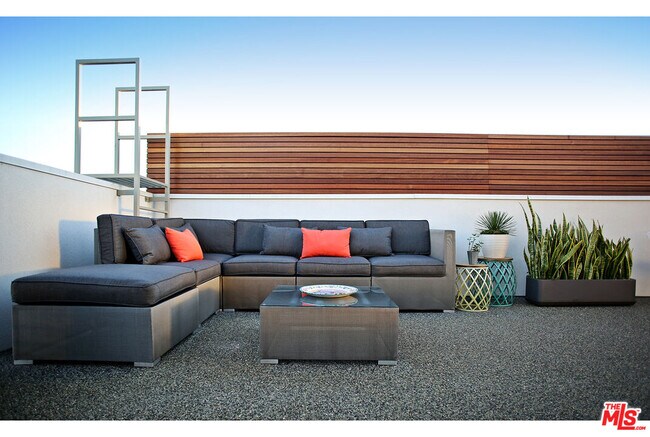 Building Photo - 1211 N Garbo Ln