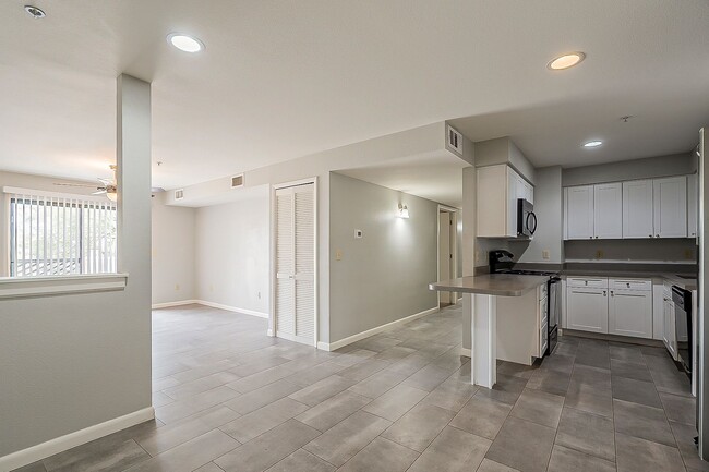 Building Photo - Walking Distance to ASU!
