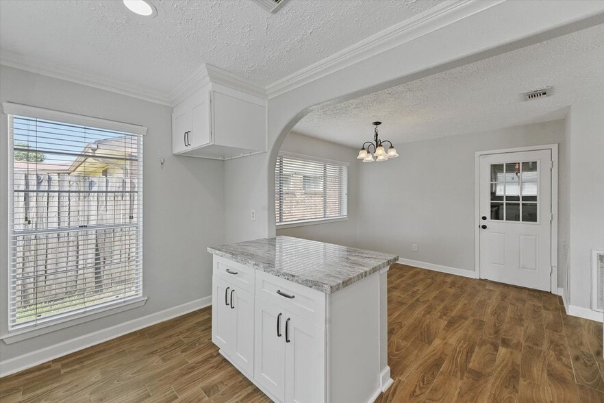 Building Photo - 16703 Pebbleglen Dr