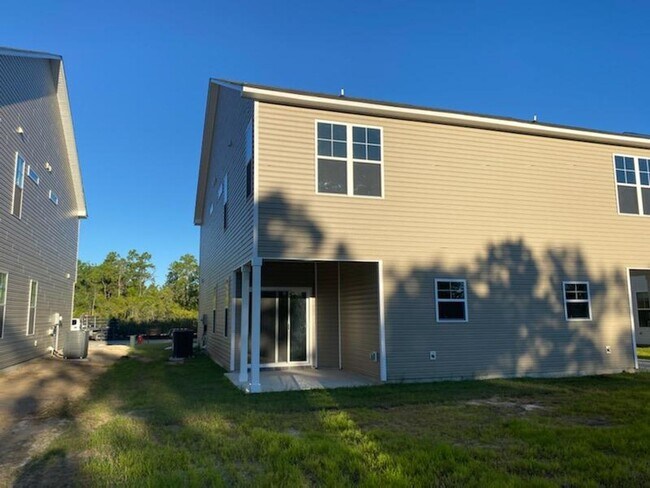 Building Photo - Beautiful 3 bedroom, 2.5 bath townhome - Holly Ridge - Rent discount!