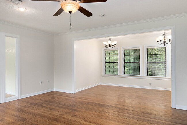 Building Photo - 309 Brookside Dr E