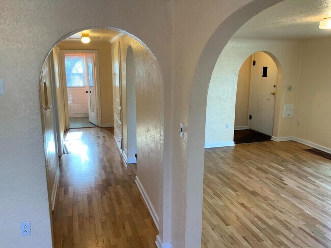 Building Photo - 4 Bedroom, 1.5 Bath House