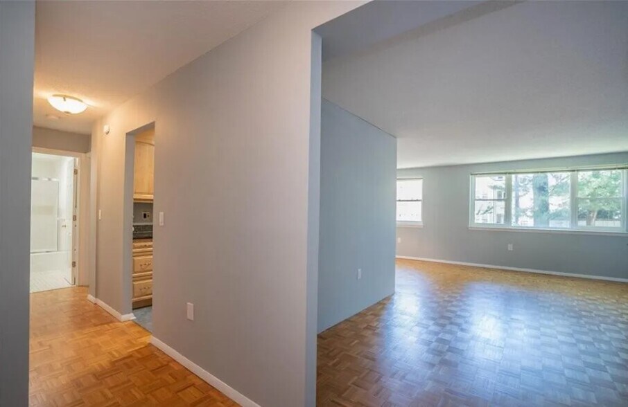 Building Photo - 887 Farmington Ave