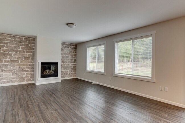 Building Photo - Updated 2-Bedroom Home with Bonus Room on ...