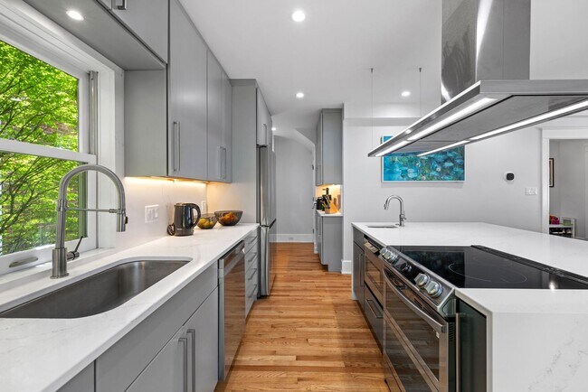 Building Photo - *Beautifully Updated & Spacious 4BD/3.5BA ...