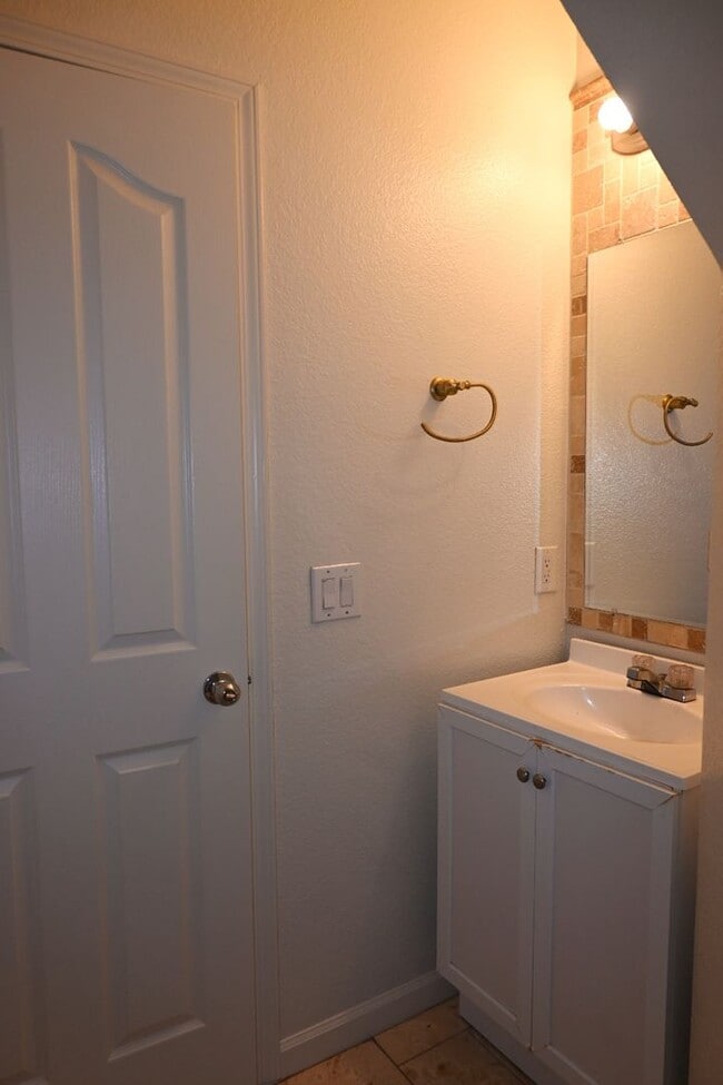 Building Photo - 2821 Babson Dr