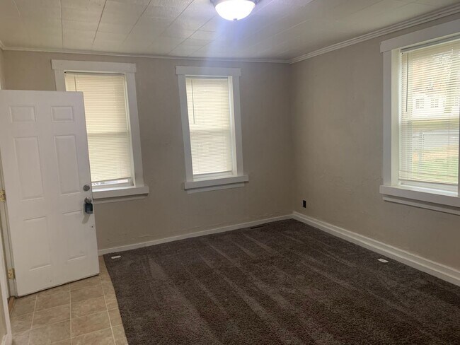 Building Photo - 352 Catherine St