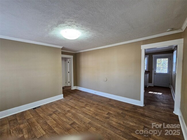 Building Photo - 69 Grattan Dr NE