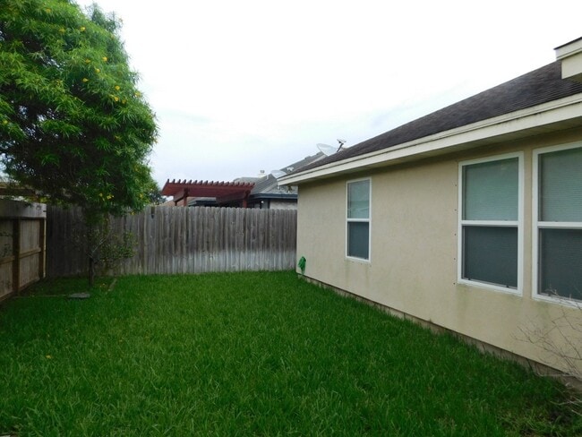 Building Photo - 3201 Nacogdoches Dr