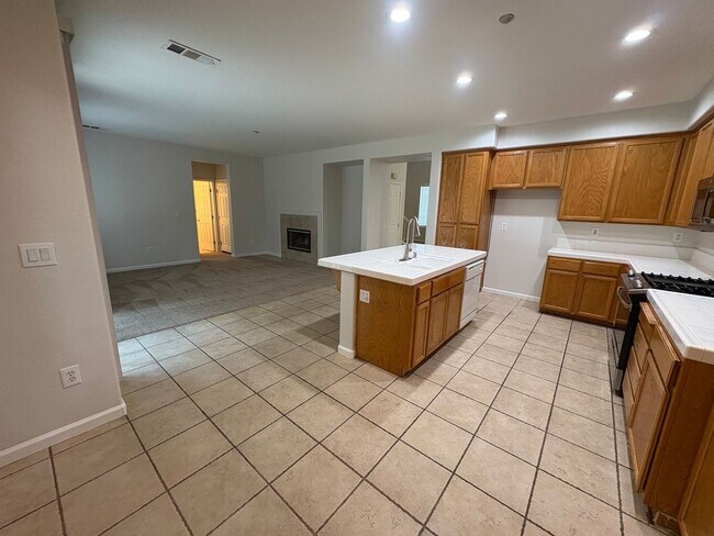 Building Photo - Great Two Story Large Bedroom, Bath Downst...