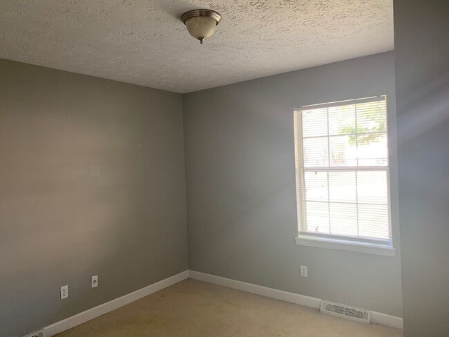 Building Photo - Sandusky Home With Main Level Master Bedroom