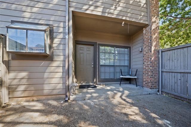 Building Photo - 9910 Royal Ln