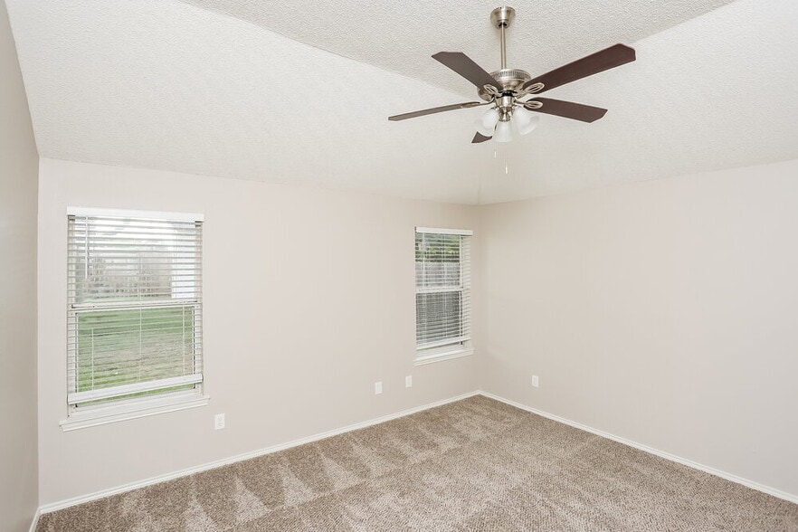 Building Photo - 4910 Green Hollow Dr