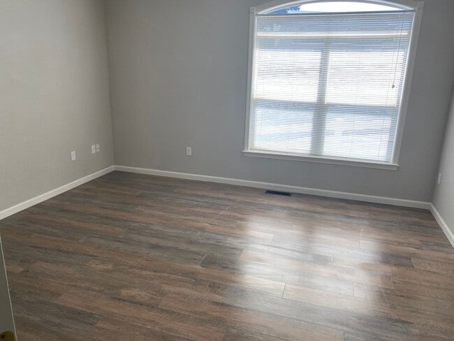 Building Photo - Located in the Heart of Reno