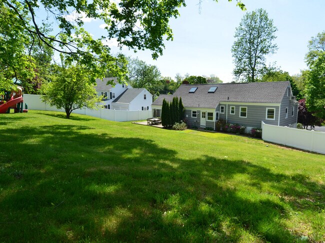 Building Photo - 60 Ramona Ct