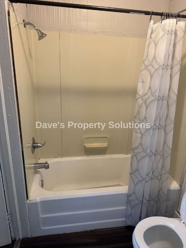 Building Photo - Move-In Ready Upstairs Unit | New Flooring, Eat-In Kitchen & Tons of Closets