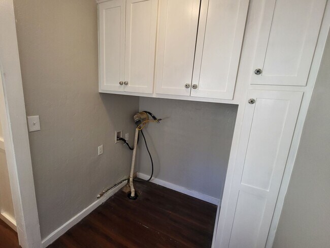 Building Photo - Beautiful 3 bedroom house with granite countertops and central heat and air