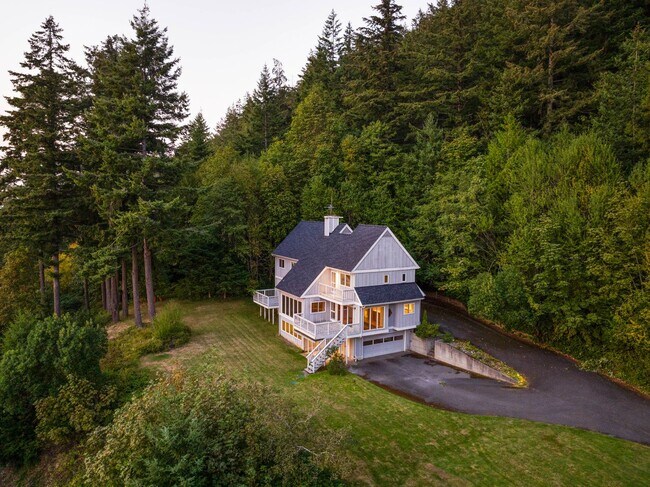 Building Photo - Beautiful home with views and in a gated c...