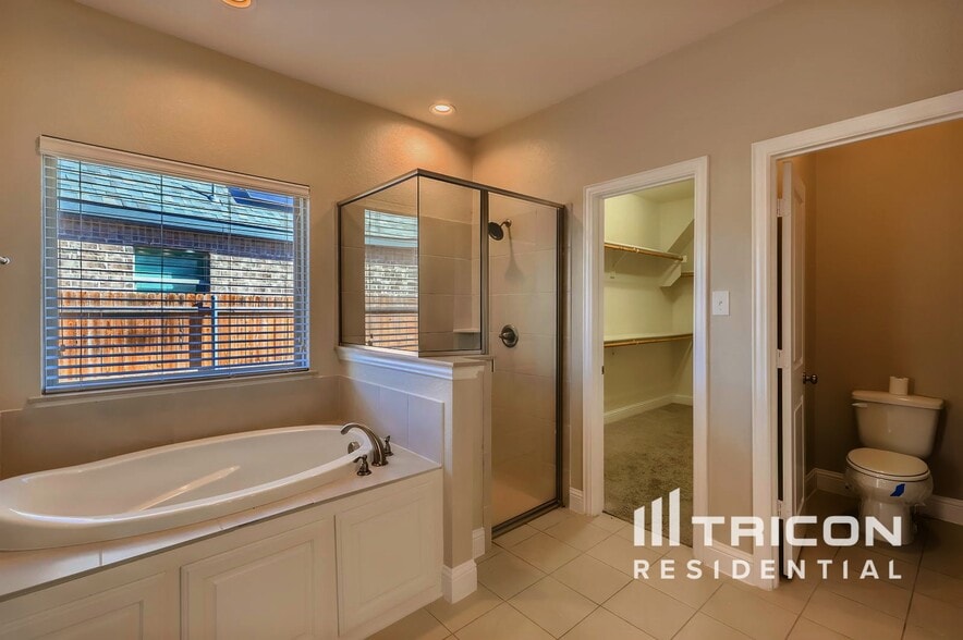 Building Photo - 319 S Hill Dr