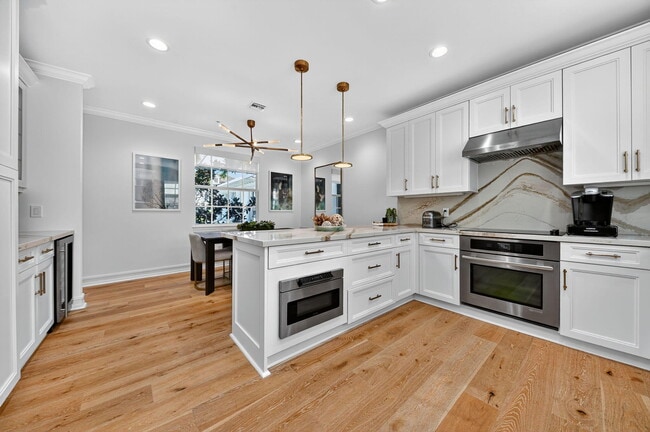 Building Photo - 121 Lily Ln