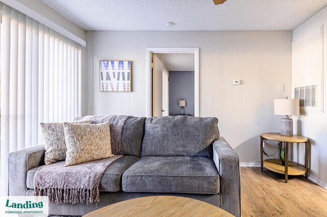 Building Photo - 1000 Palm Pl Dr NE