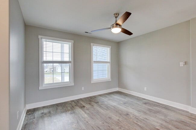 Building Photo - 127 Riverbend Dr