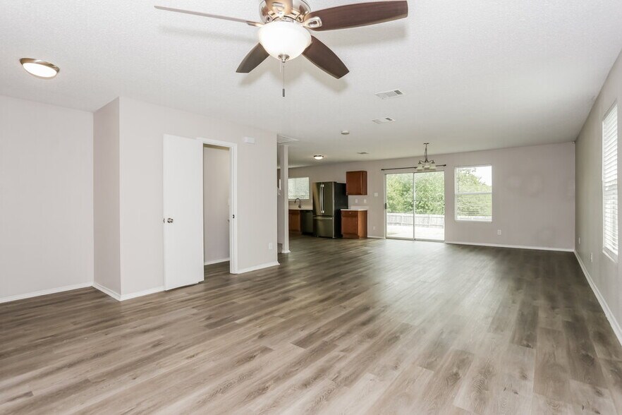 Building Photo - 907 Blue Sky Dr