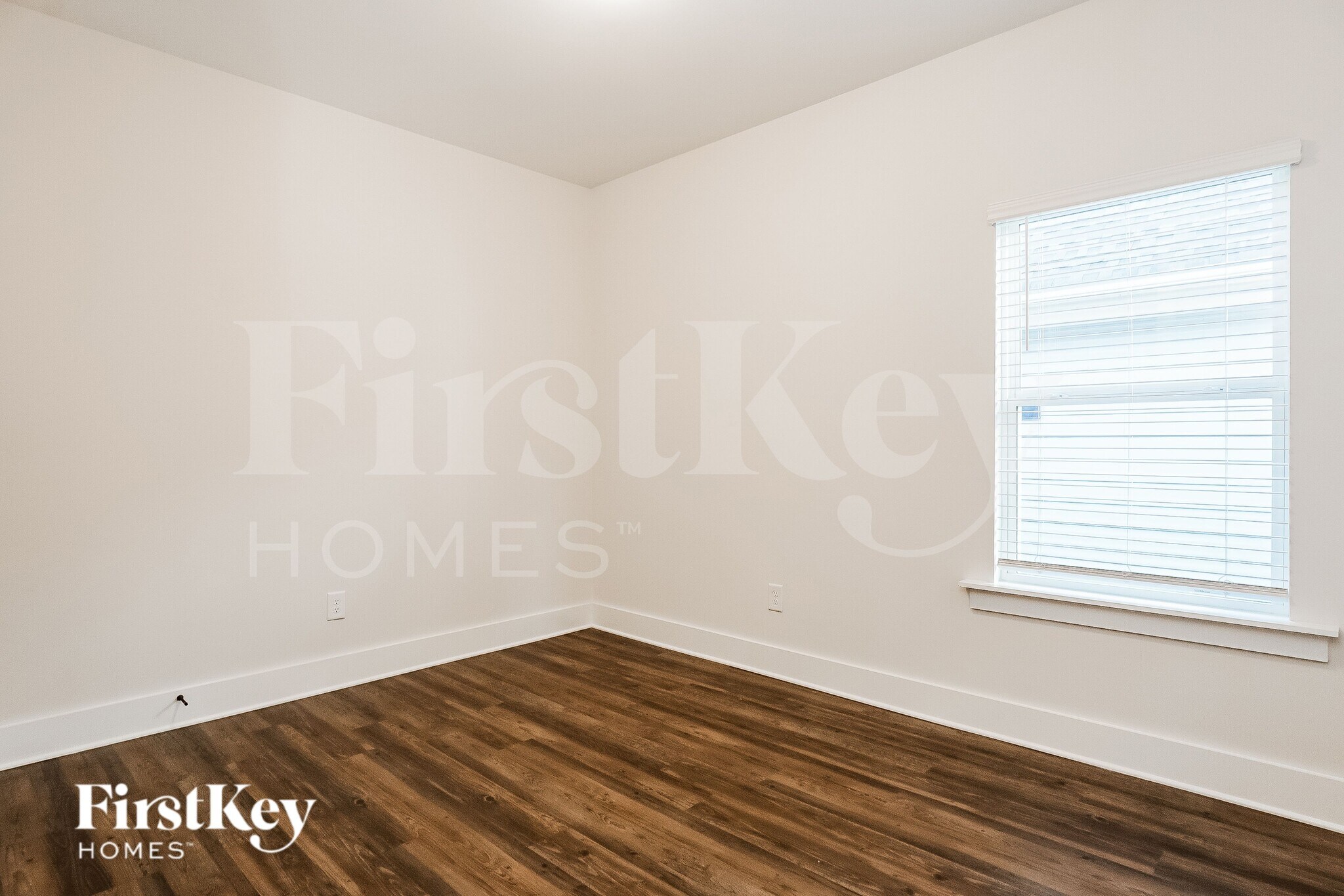 Building Photo - 2807 Village Ln