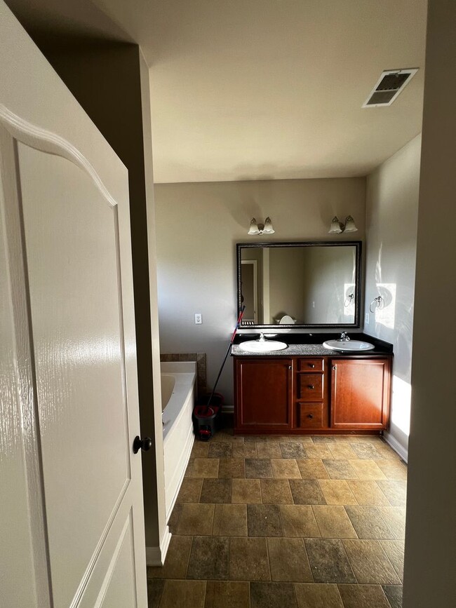 Building Photo - Fultondale/ Chapel Hill Sub-Division 4 BR / 2 Barhrooms / 2 car Garage