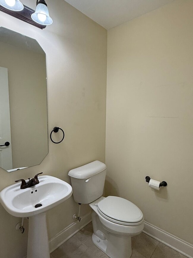 Building Photo - 704 Grays Pointe Ct