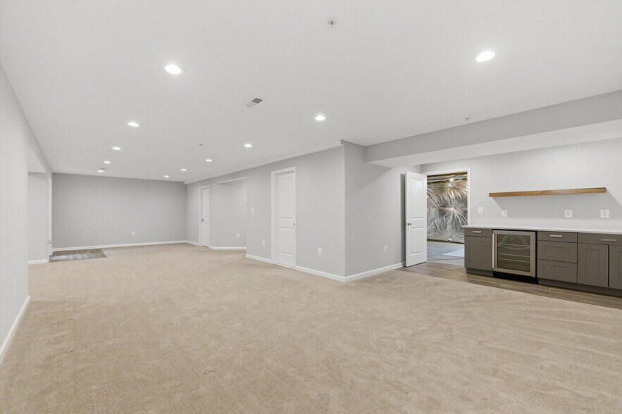 Building Photo - 7585 Holly Ridge Dr