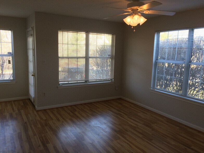 Building Photo - 933 Hillside Lake Ter