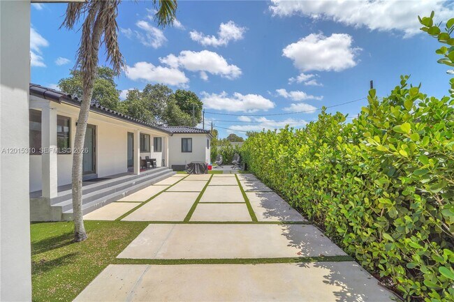 Building Photo - 621 SW 33rd Ave