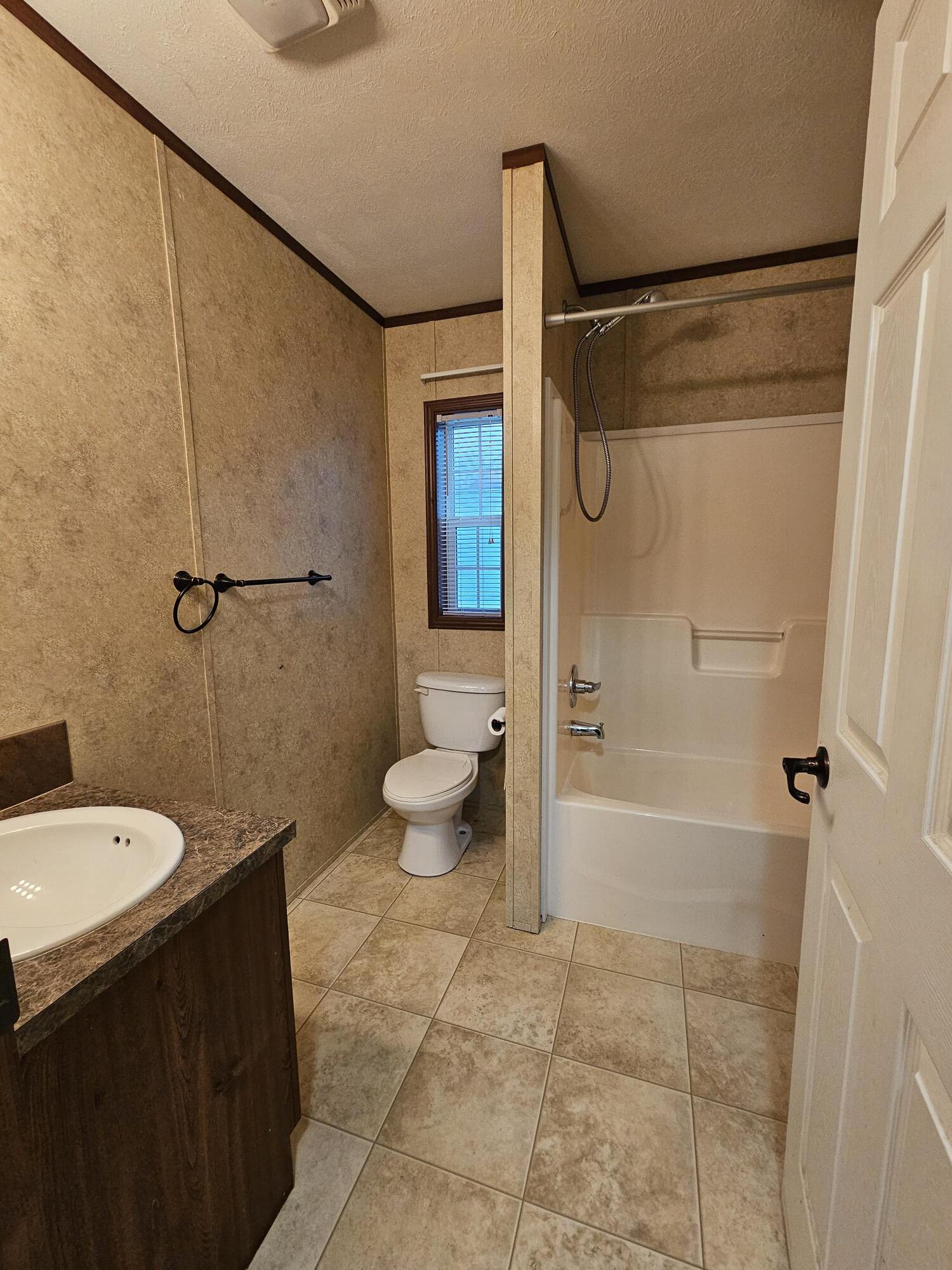 Building Photo - 10 Daisy Ln