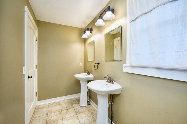 Building Photo - Charming 3-Bed Duplex in Minneapolis