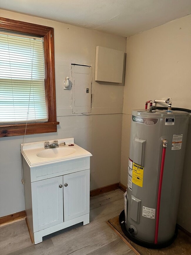 Building Photo - RENTAL HOME 3BD/1.5BTH