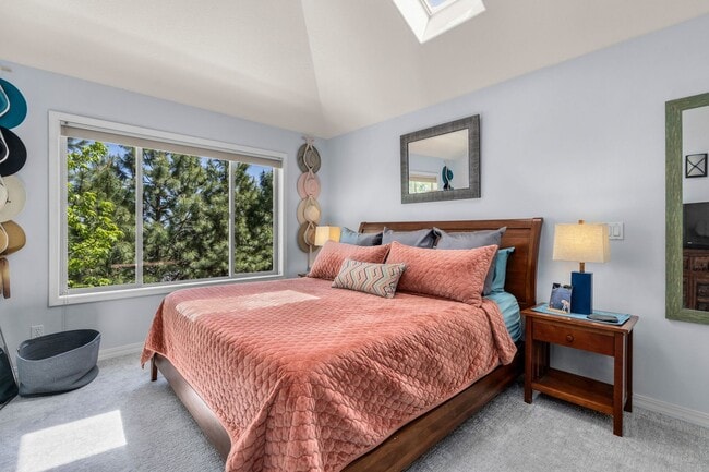 Building Photo - Beautiful bright home with large yard, fin...