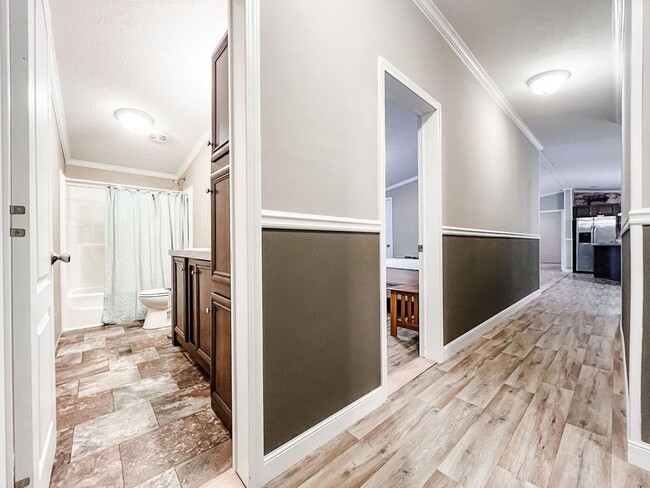 Building Photo - LOCATION! 5 mins from Carolina Beach bridg...