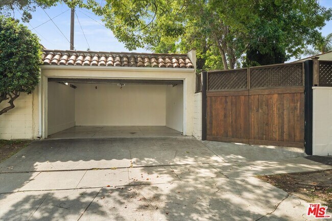 Building Photo - 2002 Kelton Ave